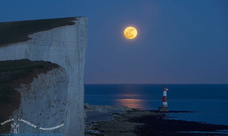 slides/Beachy Head Moon rise.jpg lighthouse, cliffs,water,coast,sunset,moon,dark,night,eastbourne,seven sisters,beach head Beachy Head Moon rise